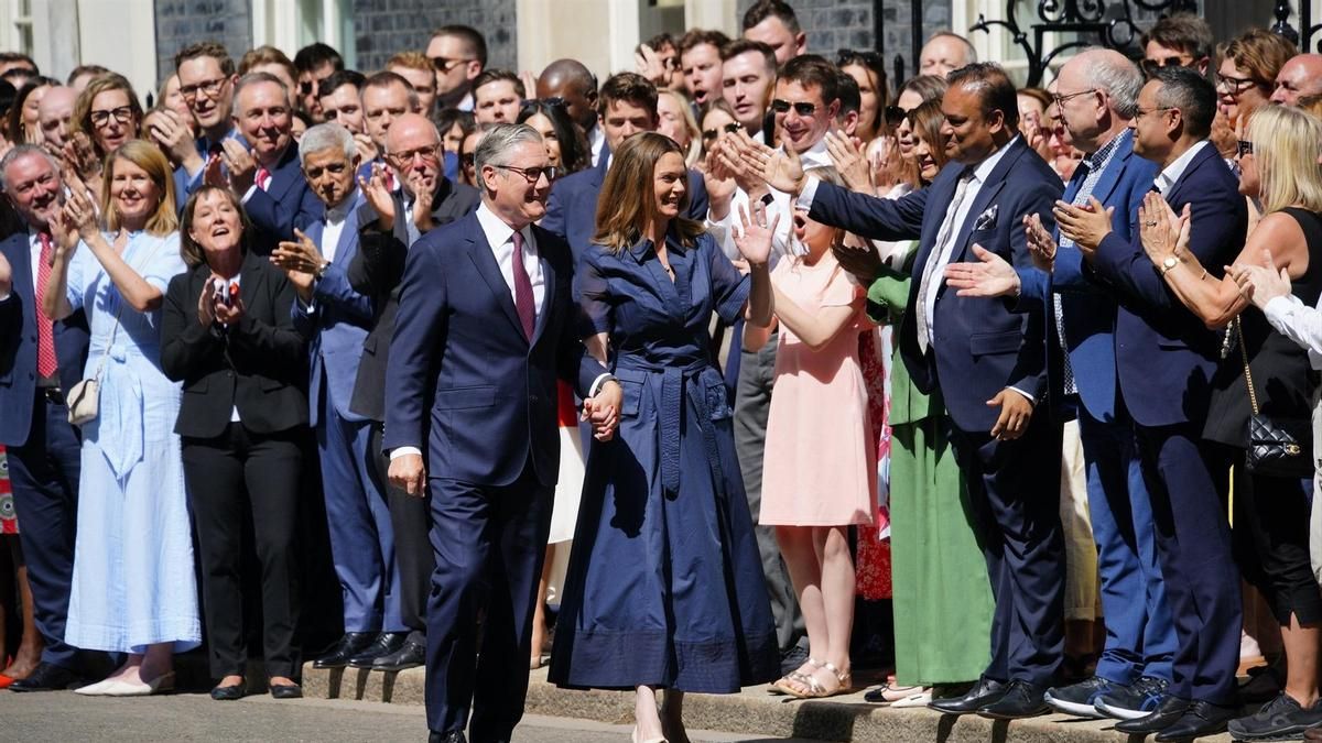 El saliente primer ministro británico, Keir Starmer, y su esposa, Victoria, saliendo de Downing Street entre aplausos de ministros, empleados, funcionarios y familiares este lunes.