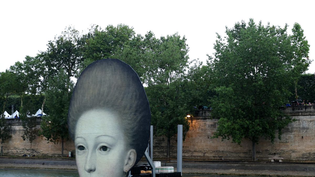 Reproducciones de obras de arte del Museo del Louvre se instalan en el Sena durante la ceremonia de inauguración