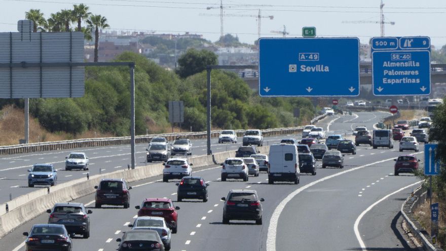 Tráfico con retenciones en la entrada a Madrid y en las carreteras a las playas andaluzas
