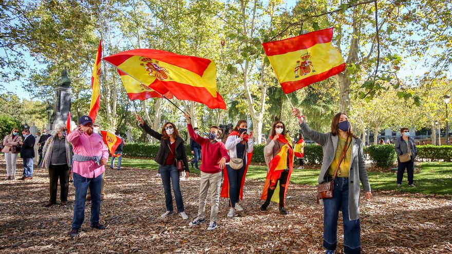 Varias personas se han concentrado con banderas de España en apoyo a Felipe VI. "Viva el rey" o "Gobierno dimisión" han sido de los cánticos más escuchados