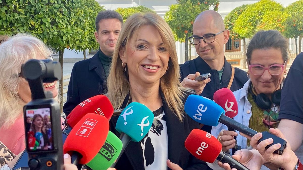 El PSOE denuncia "padrinos" nacionales en el pacto PP-Vox y el PP carga contra sus primarias