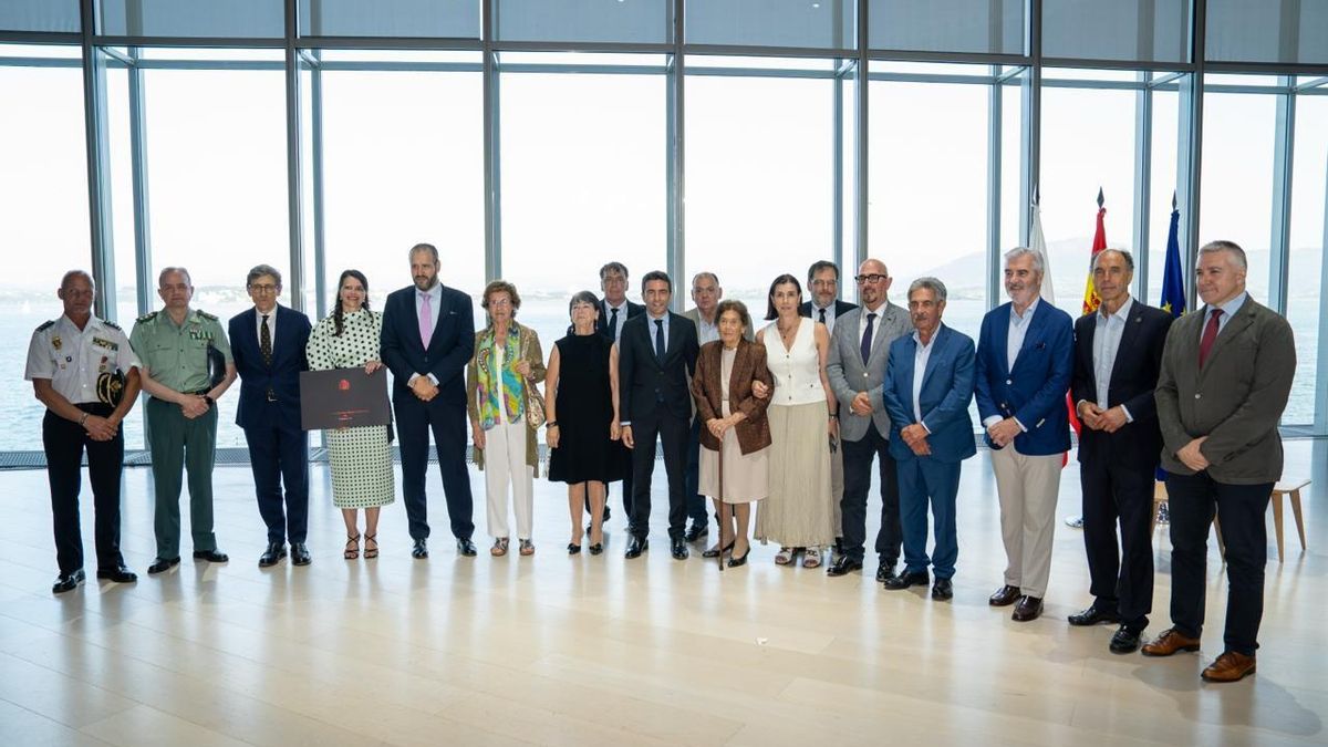 El delegado del Gobierno en Cantabria condecora a título póstumo a los expresidentes cántabros Díaz de Entresotos y Blanco