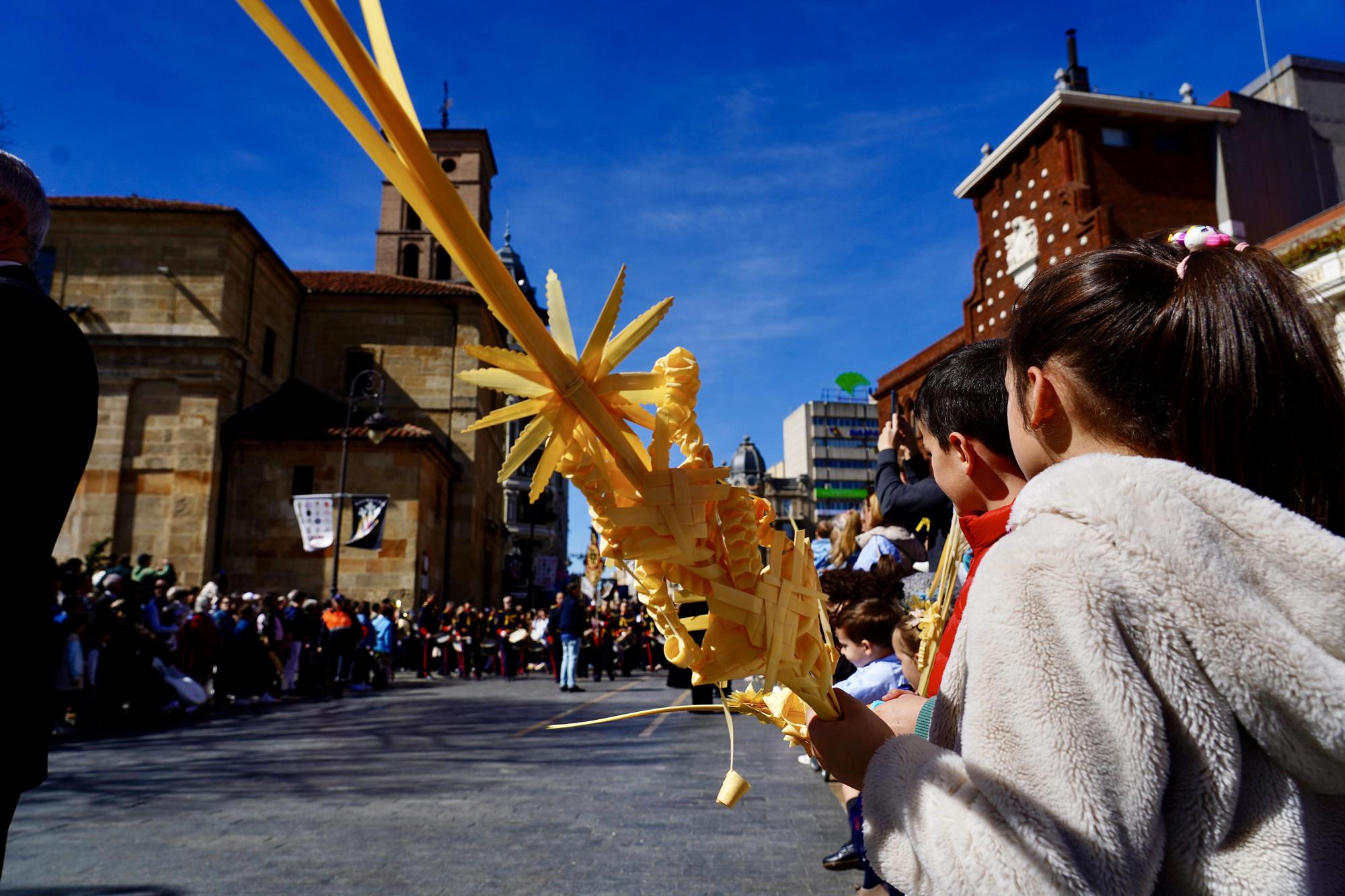 Una procesión de Las Palmas en León bajo el sol y en imágenes