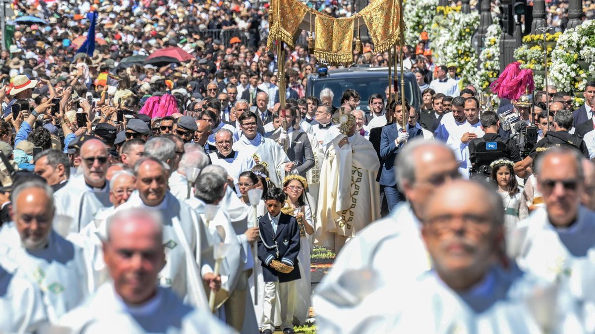 El Papa León XIV porta una custodia mientras encabeza la procesión del Corpus Christi al finalizar la misa en la Plaza de Cibeles de Madrid, España, el 7 de junio de 2026.