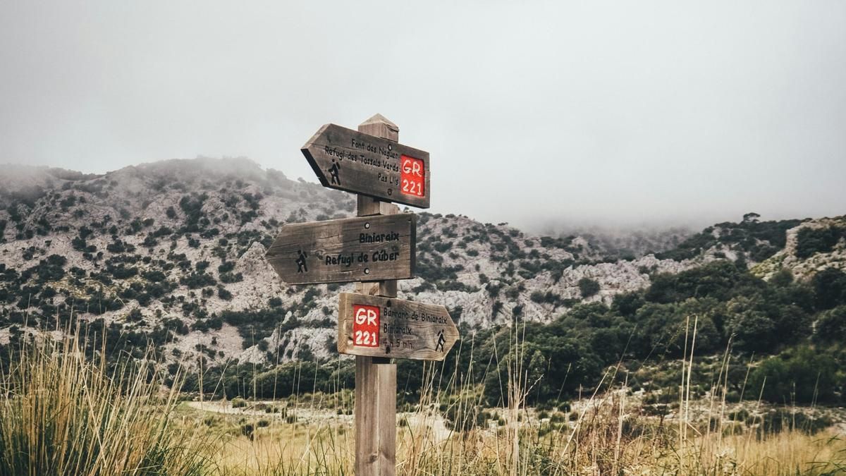 Rojo, verde, amarillo, blanco: el significado que tienen las señales de colores en las rutas de senderismo