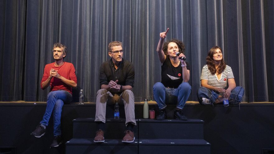 Elenco de la función junto a Pepe Castilla en el coloquio
