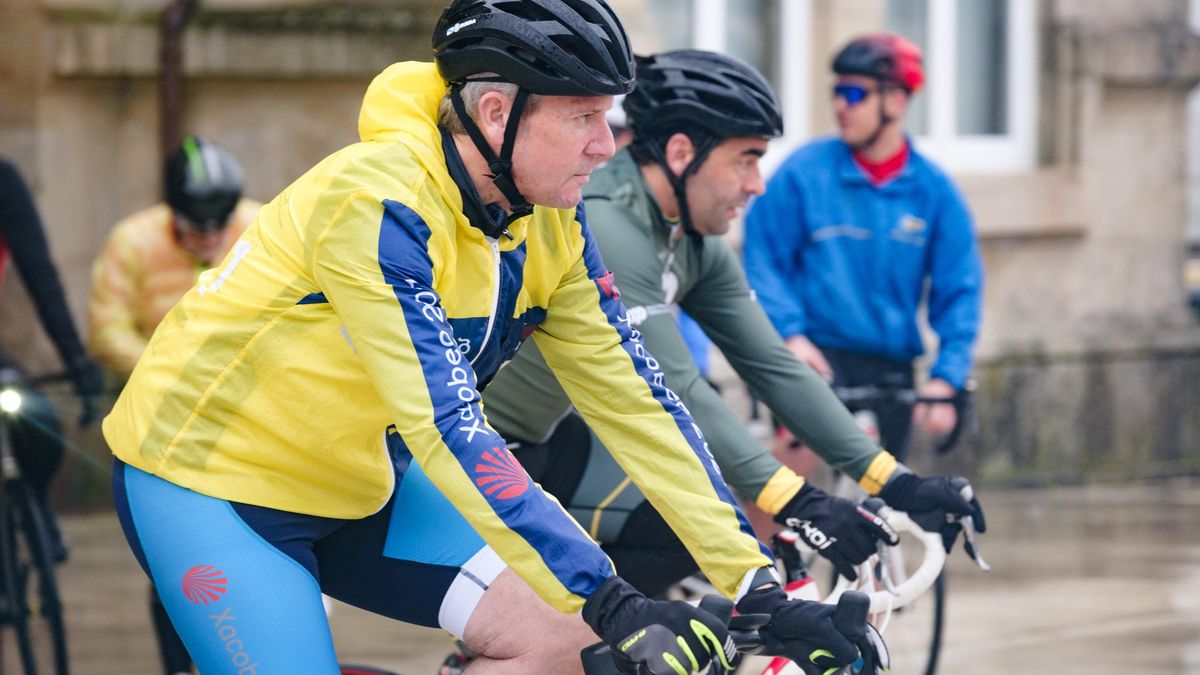El presidente de la Xunta, Alfonso Rueda, durante un recorrido en bici.
