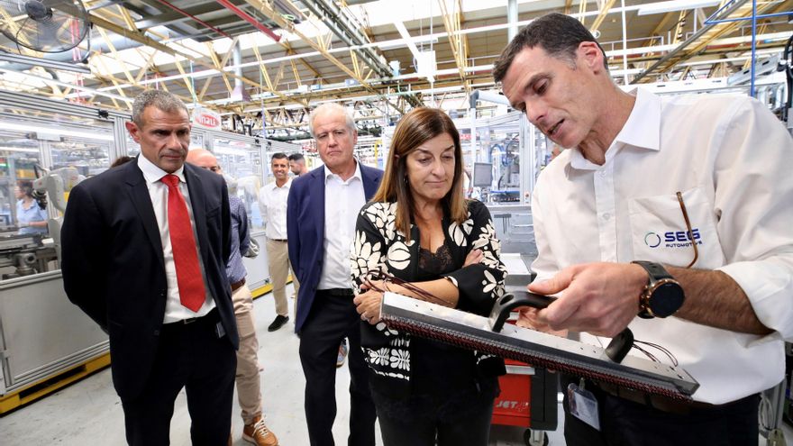 La presidenta de Cantabria, María José Sáenz de Buruaga, visita la plata de SEG Automotive