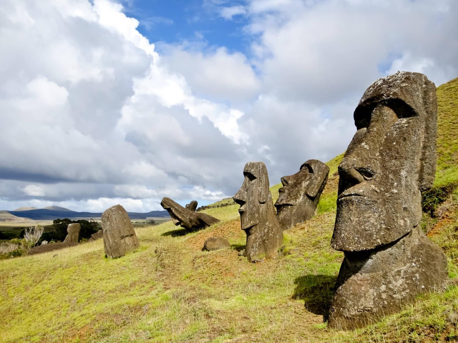 Moais en la ladera del volcán Rano Raraku