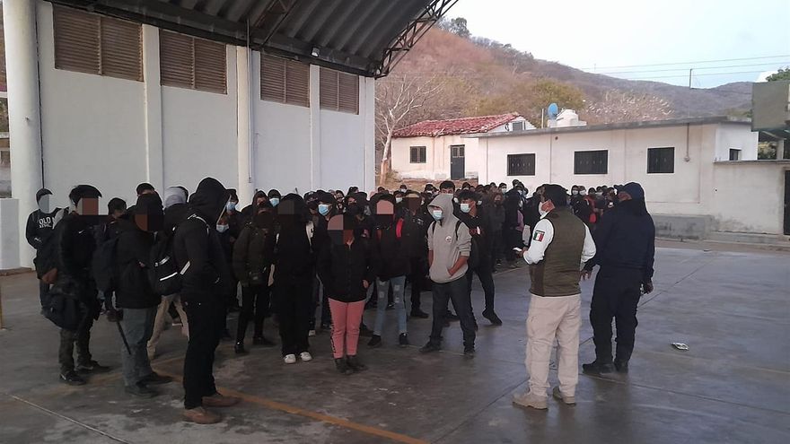 Agentes detienen a 119 migrantes guatemaltecos en vehículos en sur de México