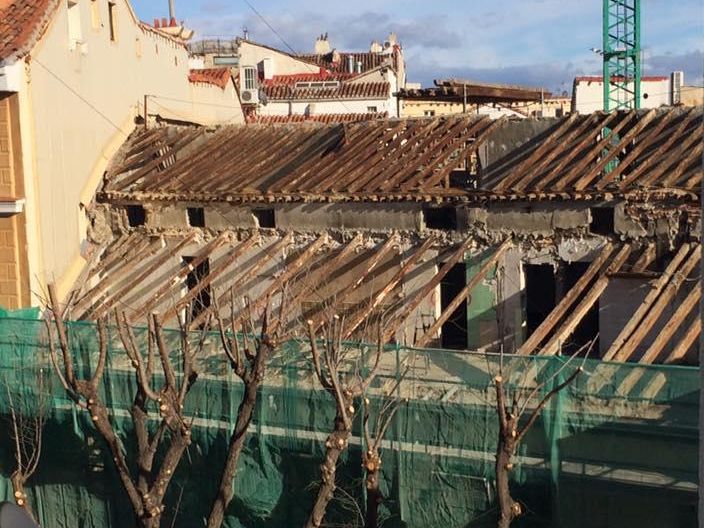 Imagen del tejado derribado de Corredera 20 durante las obras de remodelación
