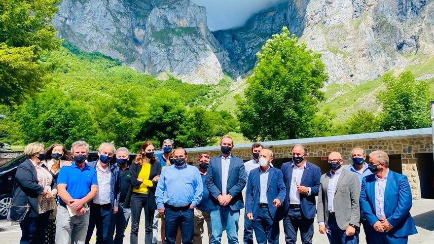 El consejero de Turismo, Javier López Marcano, presenta, junto al secretario de Estado de Turismo, Fernando Valdés, y el presidente de la Mancomunid de Liébana y Peñarrubia, Julio Cires, el Plan de Sostenibilidad Turística.