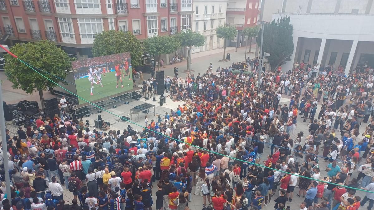 La plaza de Burela, llena de personas viendo el partido de España contra Cabo Verde