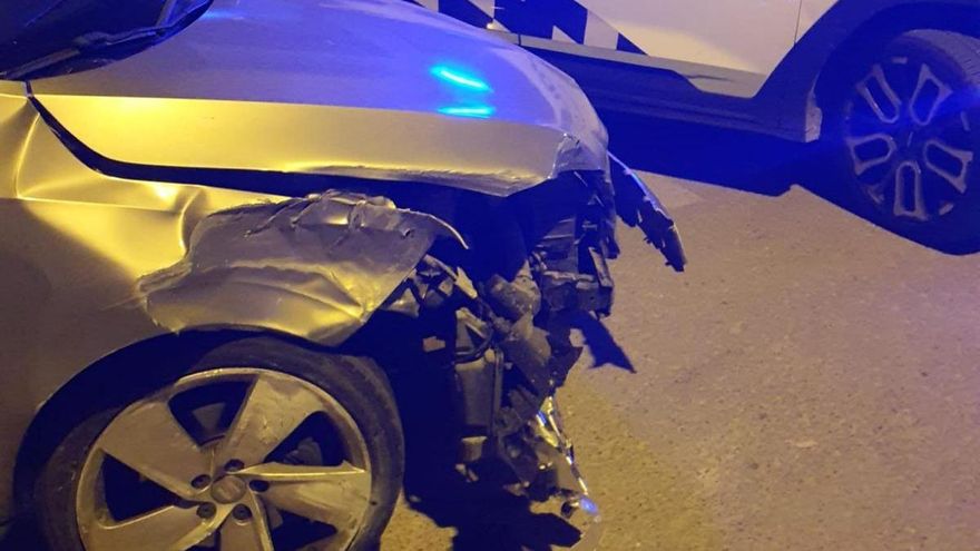 La Policía Local de Puente Genil intercepta a un conductor que chocó contra una señal de tráfico y se dio a la fuga