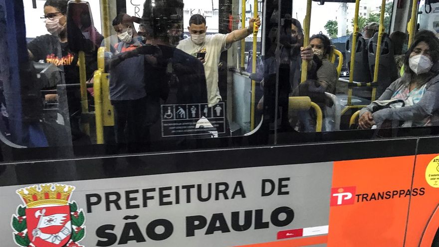 Fotografía de archivo de personas mientras viajan en transporte público en Sao Paulo (Brasil)