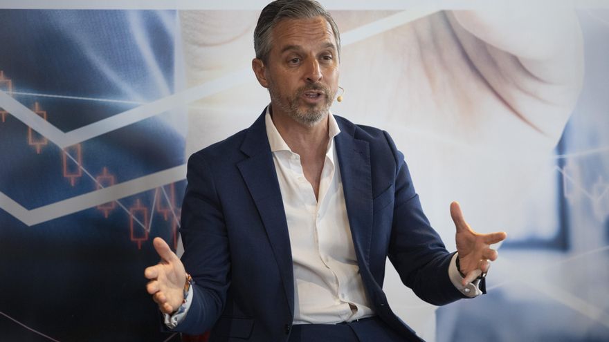 El vicesecretario de Economía del PP, Juan Bravo (c), durante su participación en un encuentro económico de Europa Press Andalucía.