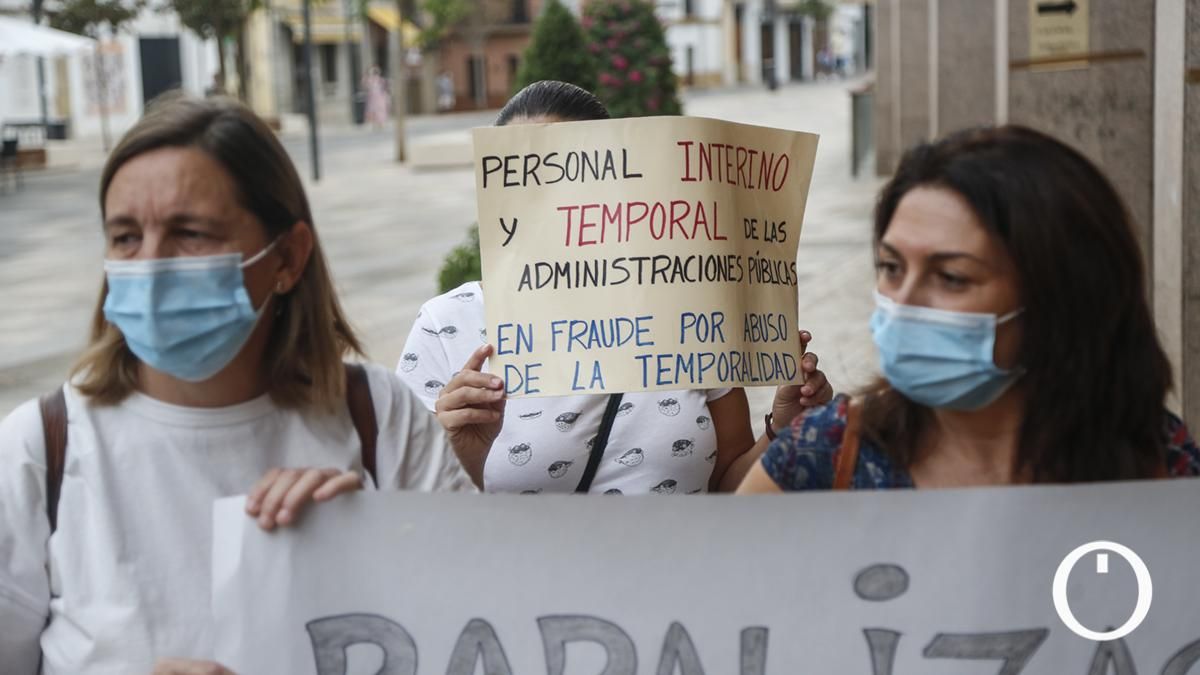 Concentración del personal interino y laboral indefinido no fijo en las puertas del Ayuntamiento de Córdoba