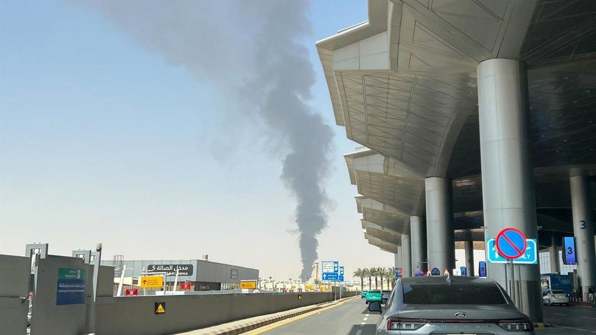 Columna de humo sobre el aeropuerto Internacional Rey Jalid de Riad el pasado 19 de septiembre