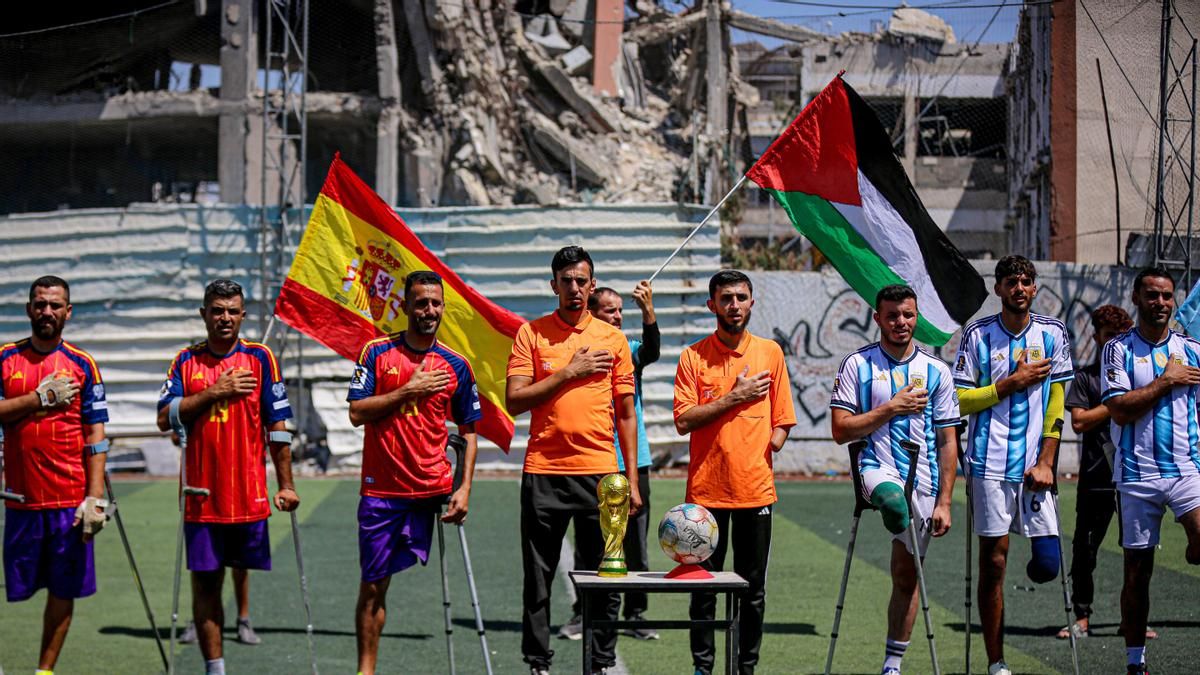 Dos equipos formados por palestinos que han sufrido amputaciones, celebran un partido que simula la final del mundial en un estadio derribado por los ataques de Israel en Gaza.
