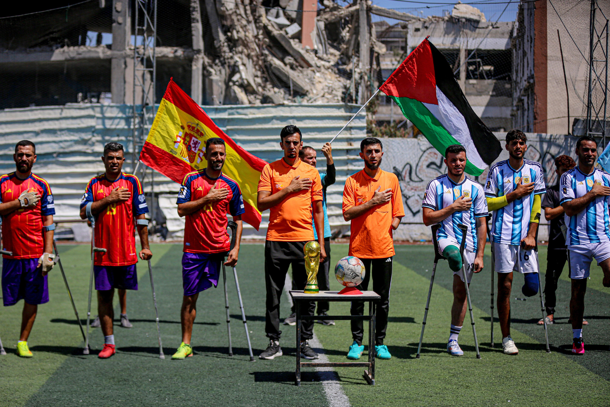 Dos equipos formados por palestinos que han sufrido amputaciones, celebran un partido que simula la final del mundial en un estadio derribado por los ataques de Israel en Gaza.