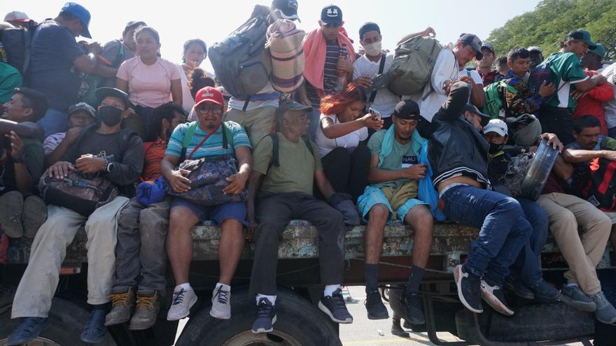 Los migrantes de la caravana avanzan en camiones por el sur de México