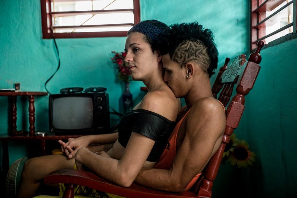 Deinna (izq) y Gendris (dcha) son pareja. Son de Manzanillo, de la provincia de Granma. Ambos vienen a La Habana en busca de oportunidades.