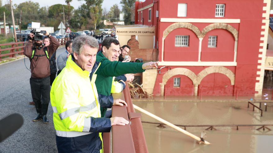 Alberto Núñez Feijóo y Juanma Moreno, este jueves en una visita a las zonas inundadas de Jerez de la Frontera (Cádiz).