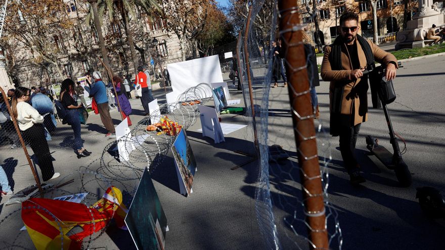 Levantan un muro de alambre en Barcelona contra la política migratoria de UE