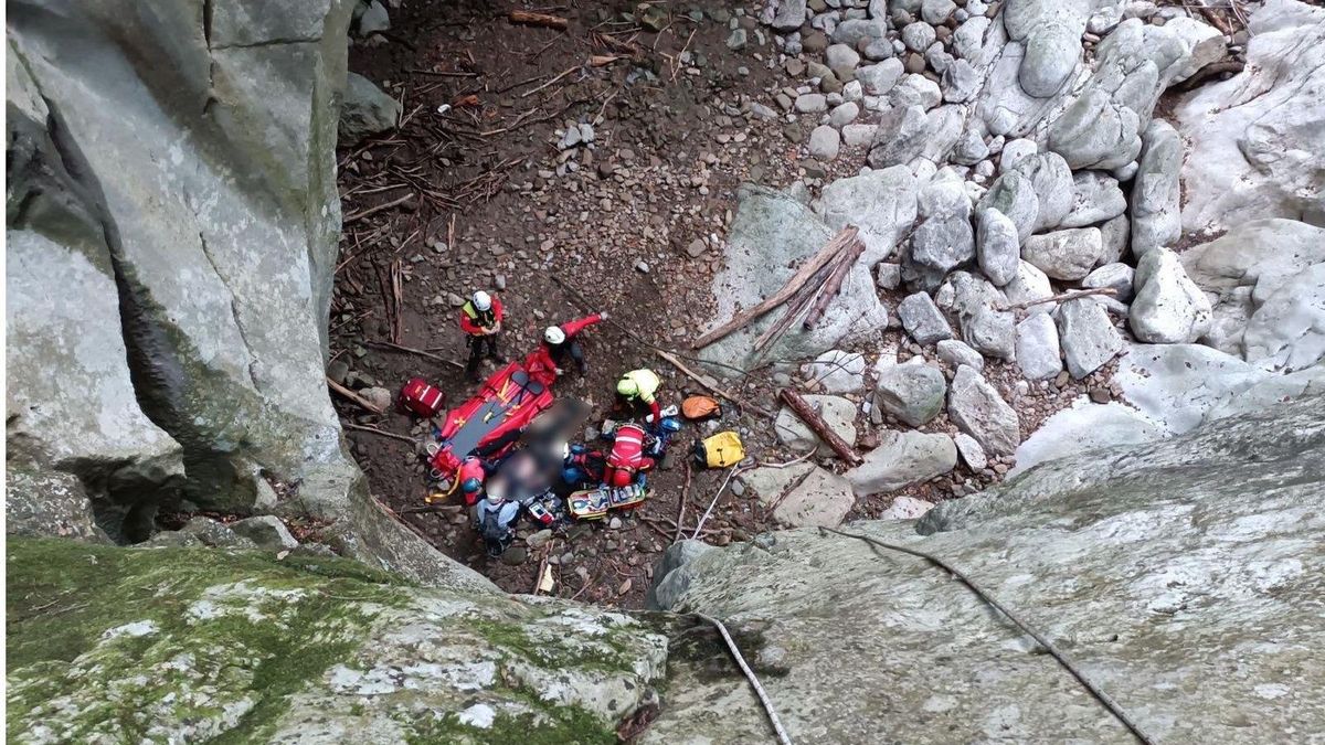 Rescatan a un hombre de 55 años herido tras caer 10 metros cuando hacía barranquismo en Ramales