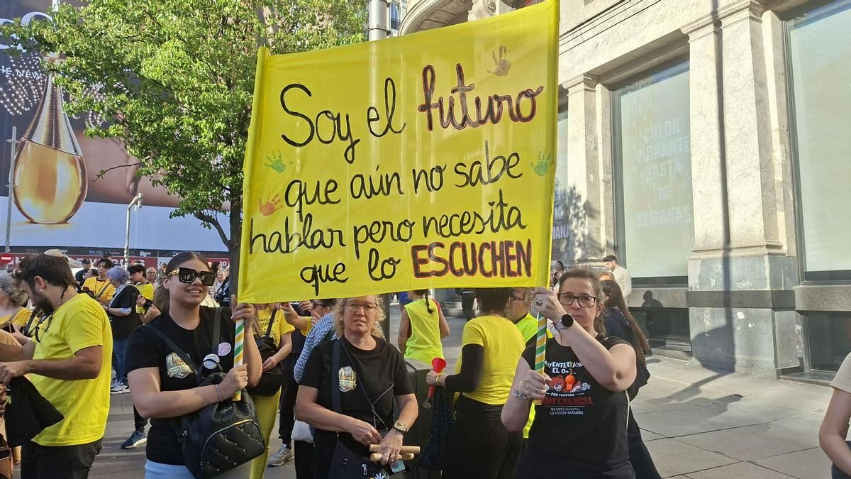 Varias asistentes a la protesta posan con una pancarta en Madrid.