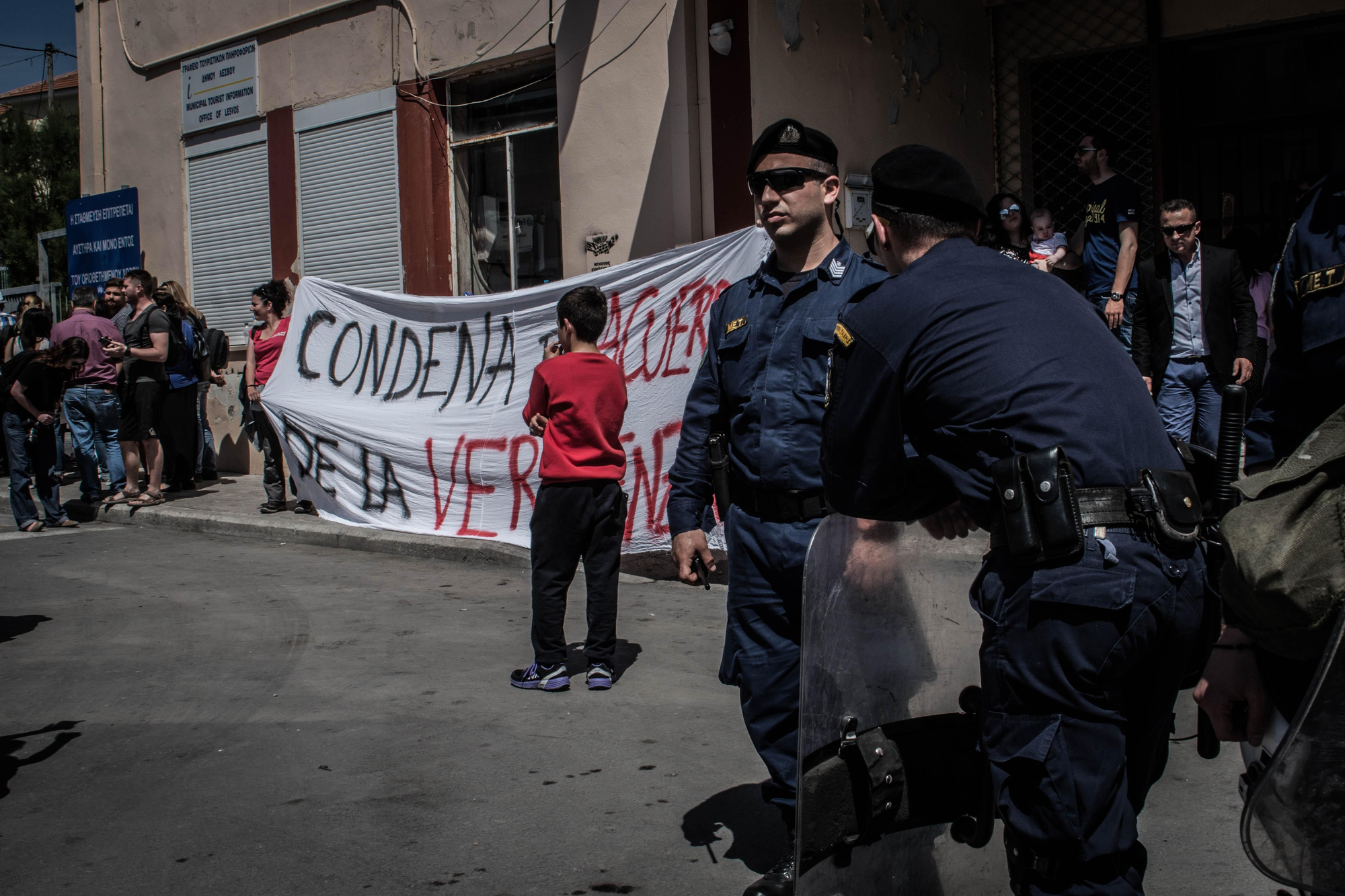 Protesta en el puerto de Mytilini, en la isla de Lesbos