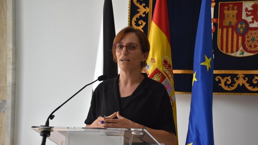 La ministra de Sanidad Mónica García este domingo durante una rueda de prensa en Ceuta.