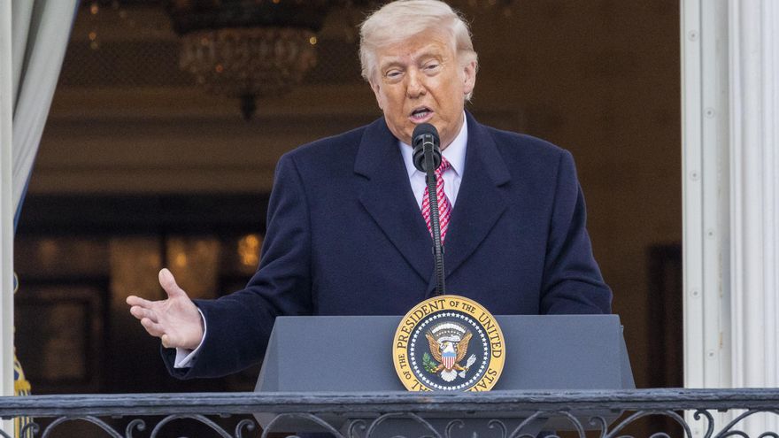 Foto de archivo del presidente de Estados Unidos, Donald Trump, que pronuncia un discurso ante agricultores y ganaderos durante un evento en el Jardín Sur de la Casa Blanca, en Washington D. C., Estados Unidos, el 27 de marzo de 2026. E . EFE/SHAWN THEW / POOL