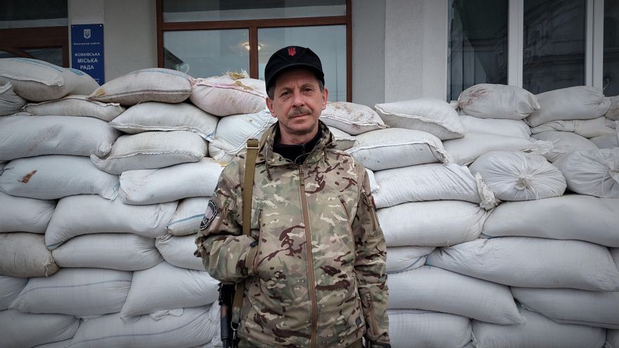 El jefe de la Unidad de Defensa Territorial de Zhovka, Zinoviy Parasyuk, delante de la sede del Ayuntamiento.