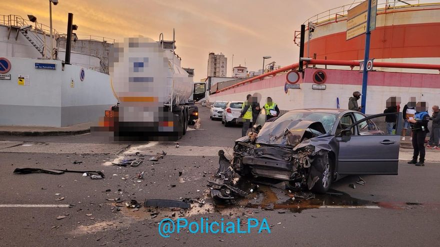 Grabado el momento en el que un coche embiste a un camión de transporte de combustible en Gran Canaria