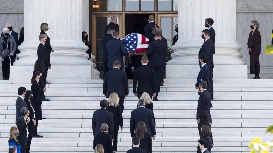 El ataúd que contiene los restos de Ruth Bader Ginsburg ha llegado a la sede del Tribunal Supremo este miércoles.