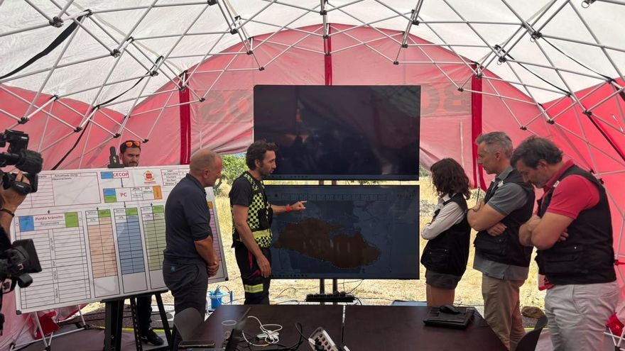 La presidenta de la Comunidad de Madrid, Isabel Díaz Ayuso, en el Puesto de Mando Avanzado para el incendio forestal de Almorox-Villa del Pardo.