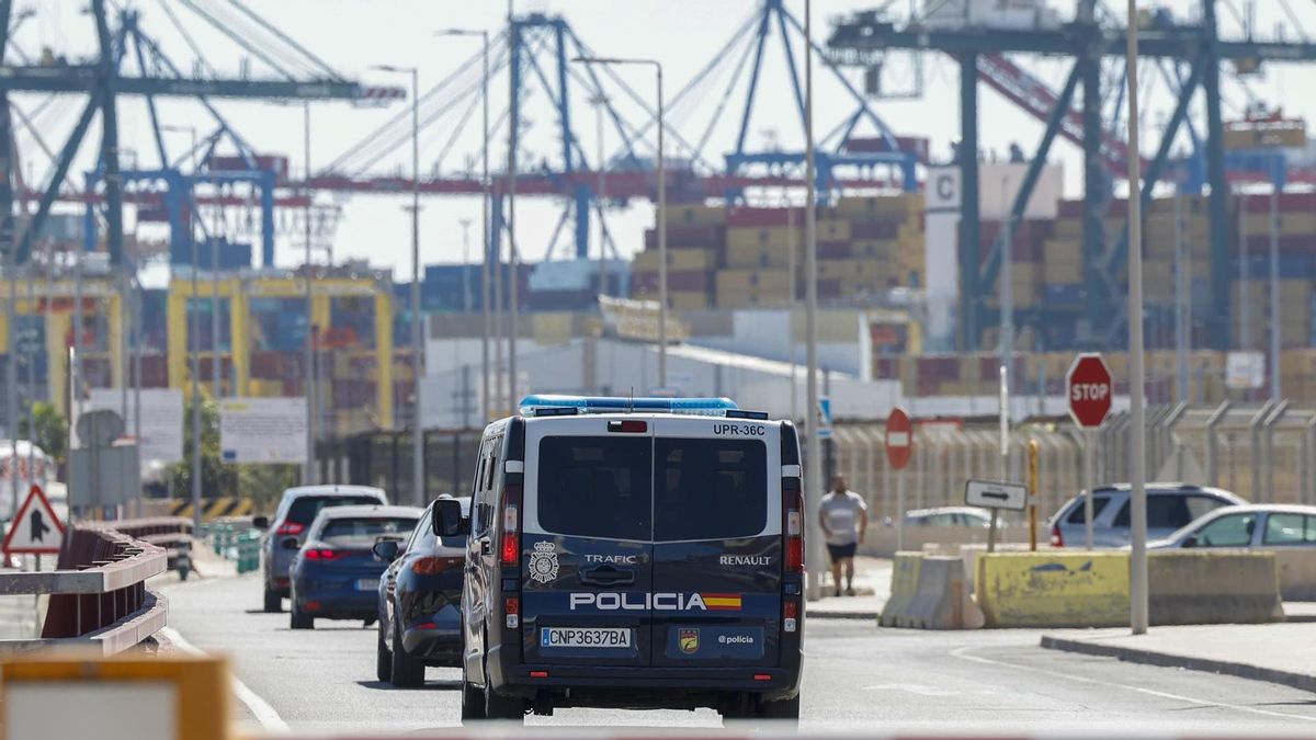 Un vehículo de la Policía Nacional, en el marco de la 'Operación Spider' accede al Puerto de València.