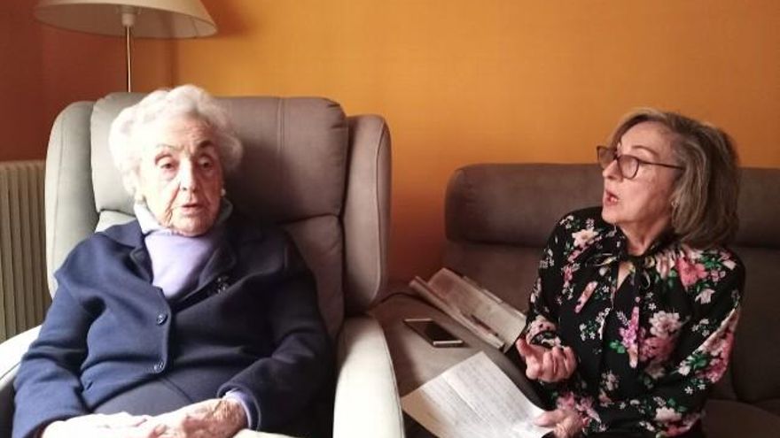 Josefa González Rodríguez junto a su hija Marisa. // Luis Álvarez