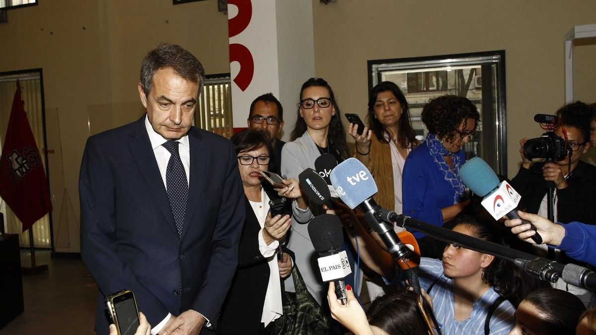 Zapatero atiende a los periodistas a su llegada a Ferraz.