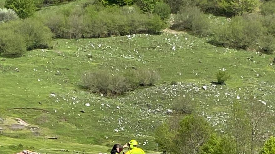 El helicóptero rescata a una montañera desorienta en Picos de Europa