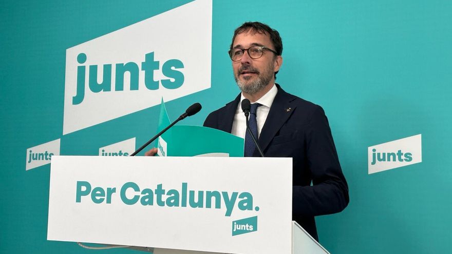 El portavoz de Junts, Josep Rius, en una rueda de prensa este lunes