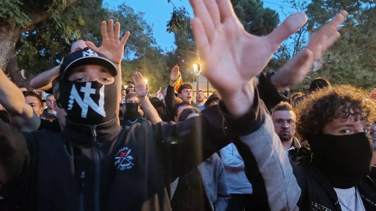 Núcleo Nacional se concentra en Vicálvaro contra un centro para personas sin hogar y los vecinos responden: “Son ellos quienes rompen la convivencia”