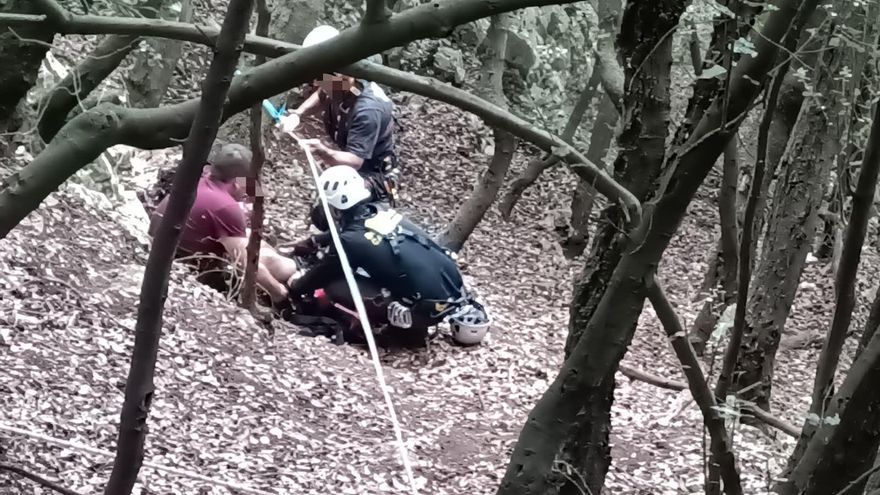 Bomberos rescatan a un senderista que sintió vértigo cuando hacía la ruta del Faro del Caballo en Santoña