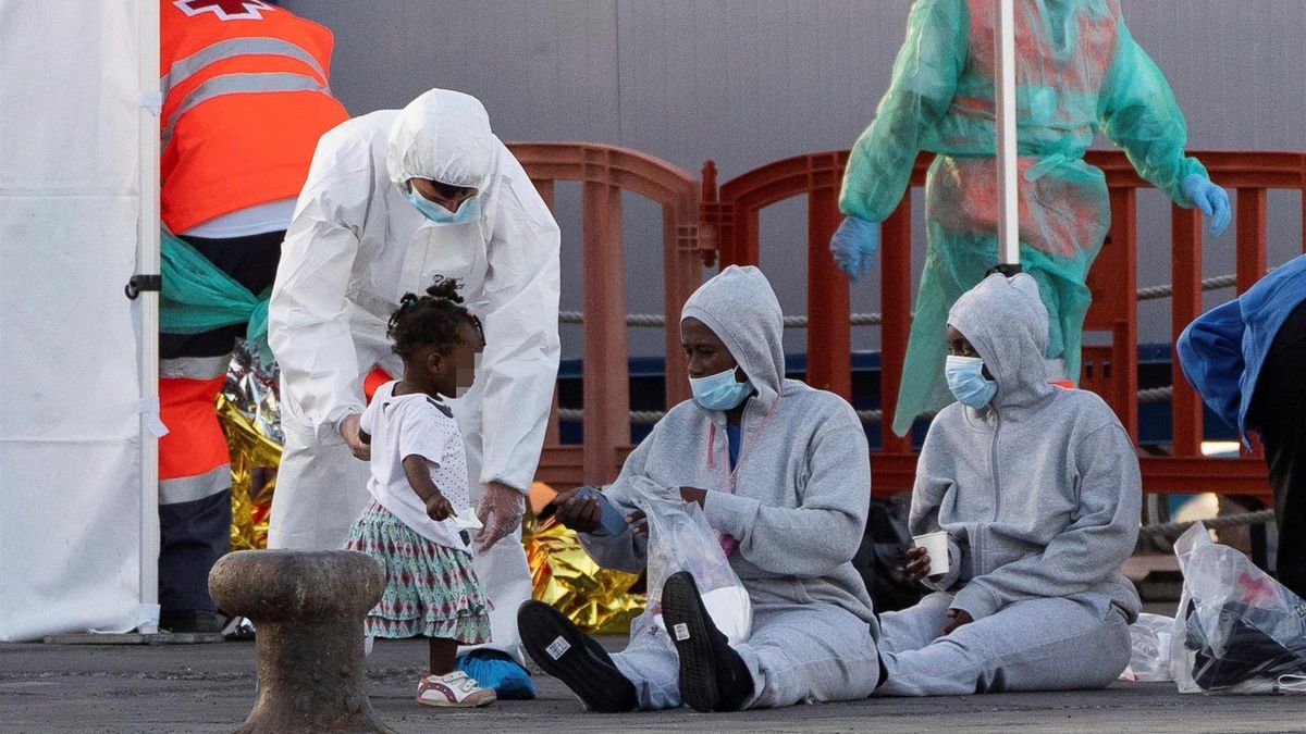 Una embarcación de Salvamento Marítimo ha rescatado este sábado a 59 personas a unas tres millas de la costa del sur de Tenerife. EFE/Ramón de la Rocha