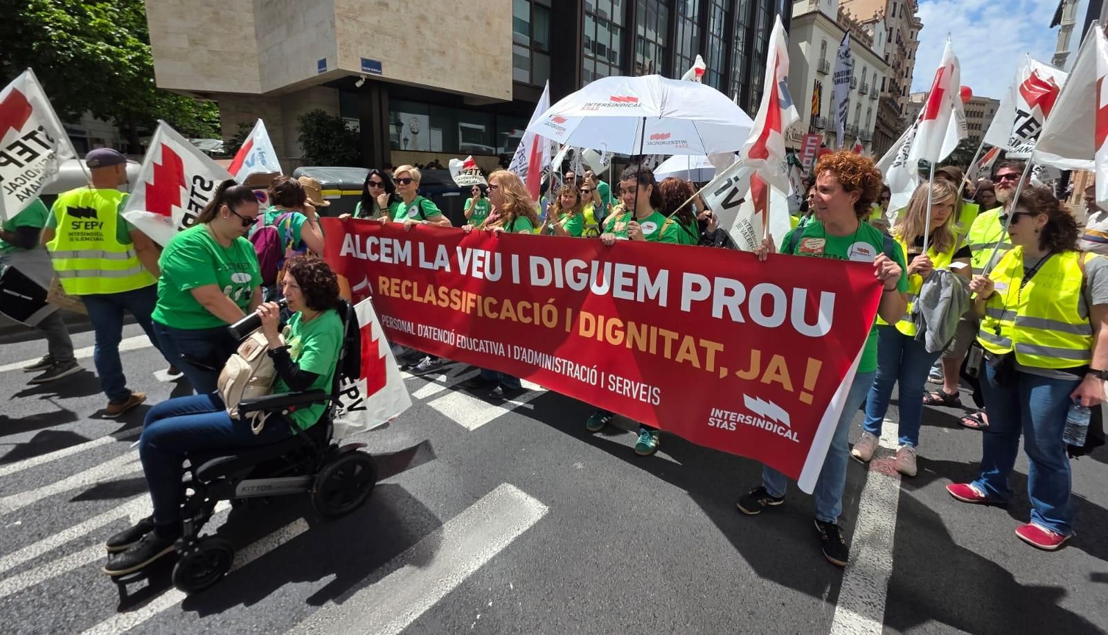 Miles de docentes se manifiestan en València en el primer día de huelga indefinida