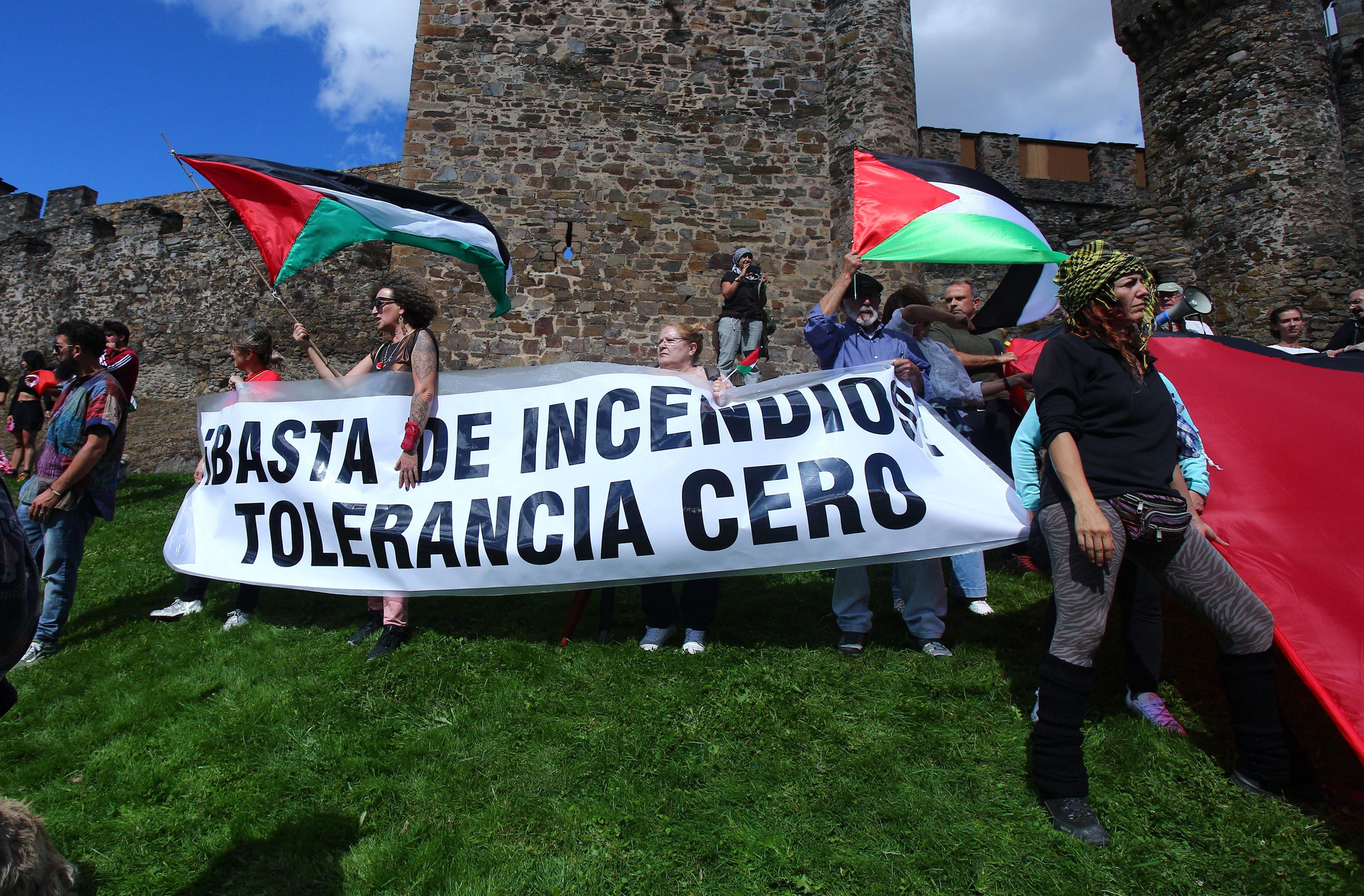 Las imágenes de la protesta contra el genocidio en Gaza ante la Vuelta a su paso por El Bierzo