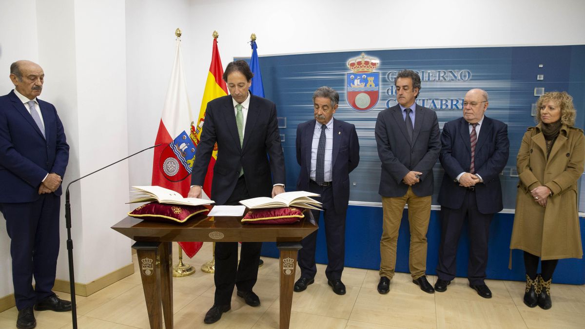 Gochicoa ha jurado el cargo en presencia del presidente de Cantabria y otros miembros del Gobierno. | Miguel López