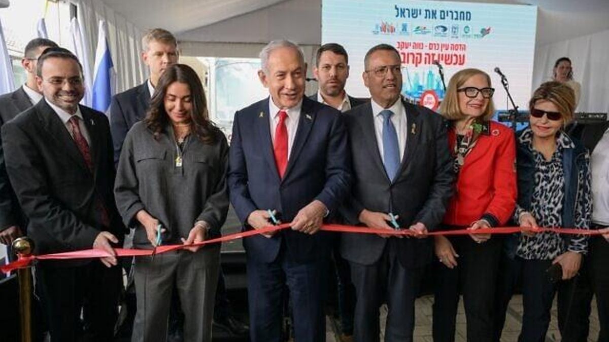 El primer ministro, Benjamin Netanyahu y la ministra de Transporte, Miri Regev (segunda desde la izquierda), en la ceremonia de inauguración de la nueva Línea Roja del tren ligero de Jerusalén, el 9 de marzo de 2025. Entre los presentes en la inauguración se encontraba Mickey Rsviv. director de CAF Israel. (Maayan Toaf/GPO)