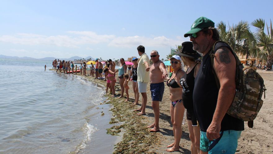 El Mar Menor recibe un multitudinario abrazo: "En la perseverancia está la defensa de este tesoro"
